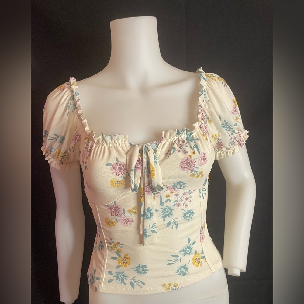 Just Polly sz SM Floral Sweetheart Tie-Front Puff Sleeve crop Top Cream